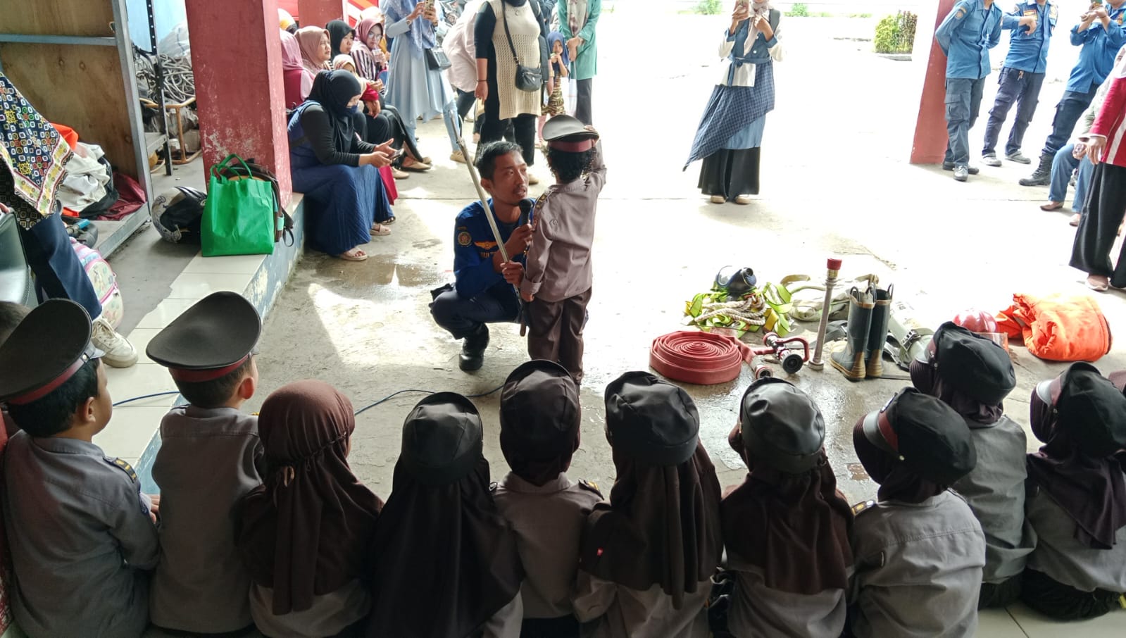 Berwisata Edukasi, RA Bina Umat Kaligandu Berkunjung ke Kantor Pemadam Kebakaran Kota Serang