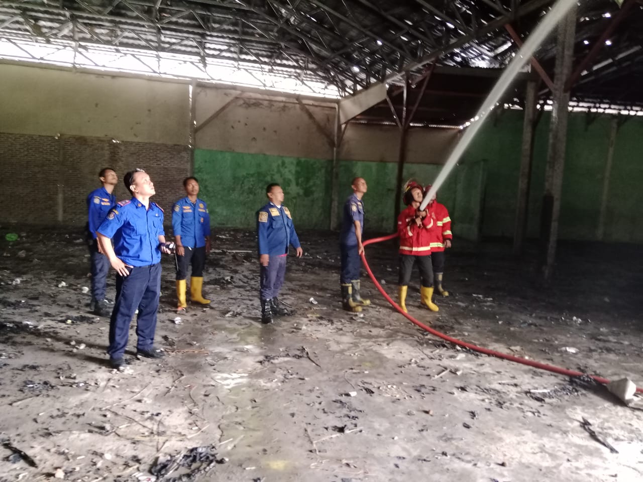 Kebakaran Melanda Sebuah Gudang Kosong di Warung Jaud