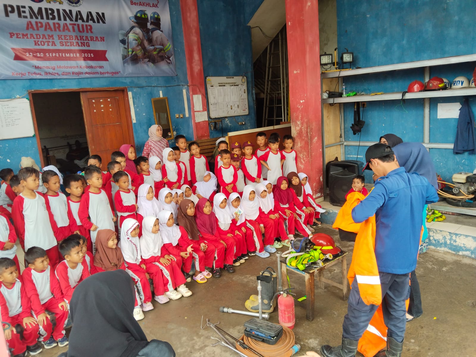 Berikan Edukasi Kebakaran Sejak Dini, Siswa SD Tanjung Ilir Sayar Kunjungi Damkar Kota Serang
