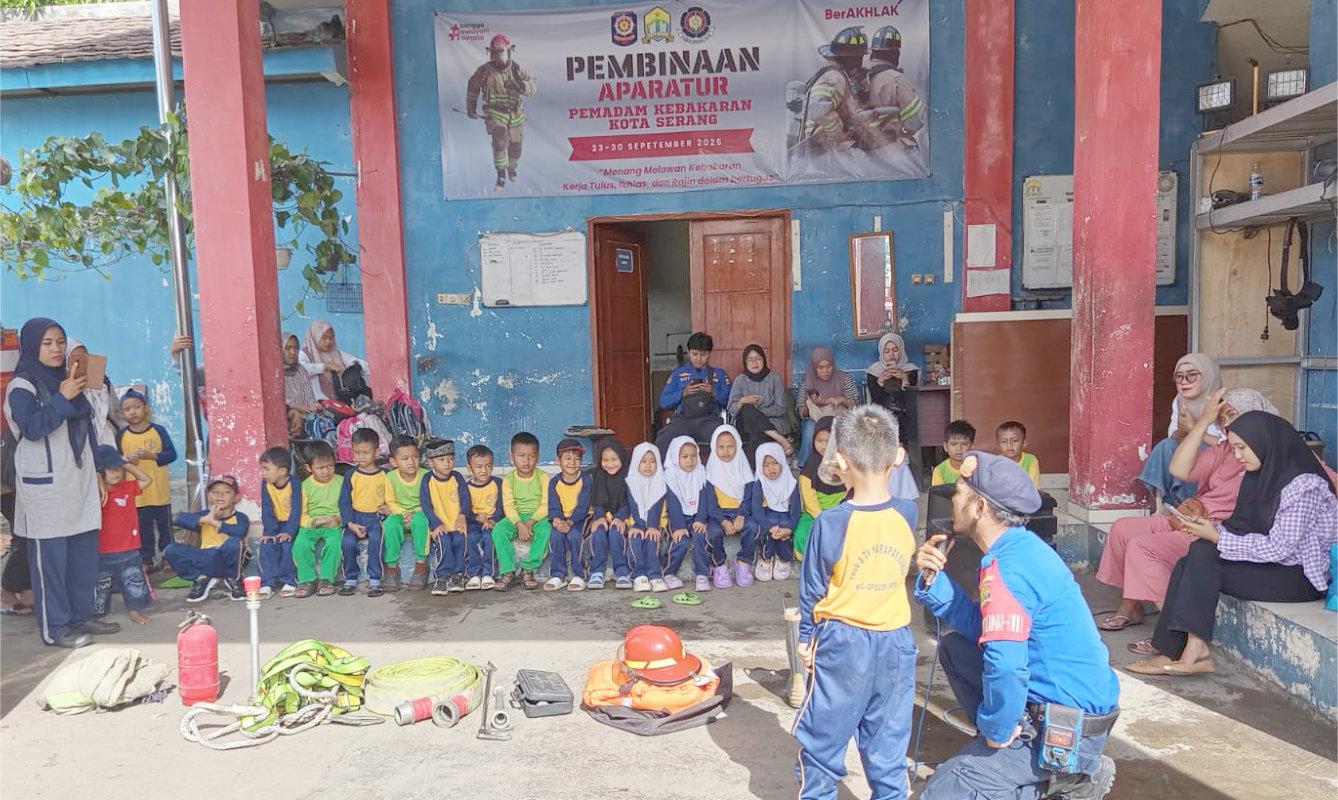 Cegah Kebakaran Sejak Dini, TK Harapan Bunda Kunjungi Pemadam Kebakaran