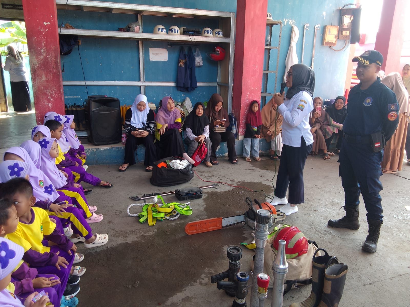 Siswa TK/RA Al-Istiqomah BAP 2 Kota Serang Berpetualang Seru Sambil Belajar Lebih Dekat tentang Profesi Pemadam Kebakaran