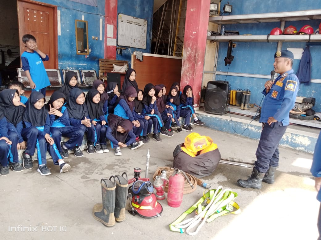 Damkar Kota Serang Ajak Siswa SDN Pipitan untuk Mengenal Profesi Pemadam Kebakaran