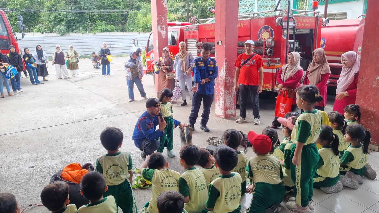 Antusiasme Siswa TK Saat Fieldtrip ke Pemadam Kebakaran