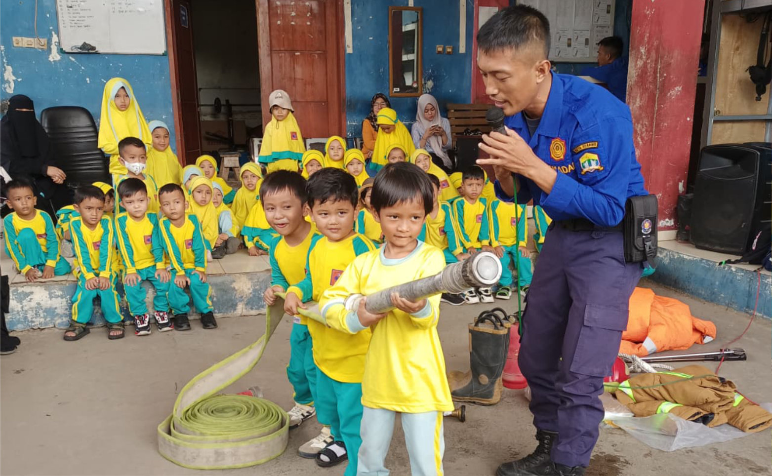 Senangnya Siswa TAUD SAQU Aisyah Bermain Selang Pemadam Api