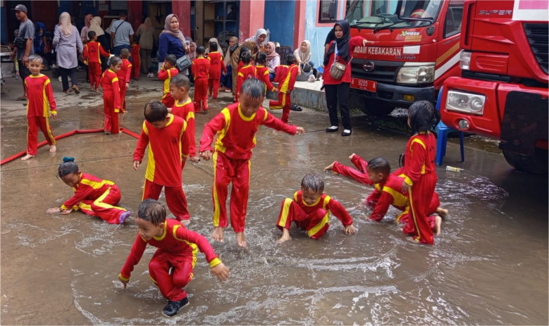 Manfaat Edukatif Memperkenalkan Petugas Pemadam Kebakaran kepada Anak Sejak Dini