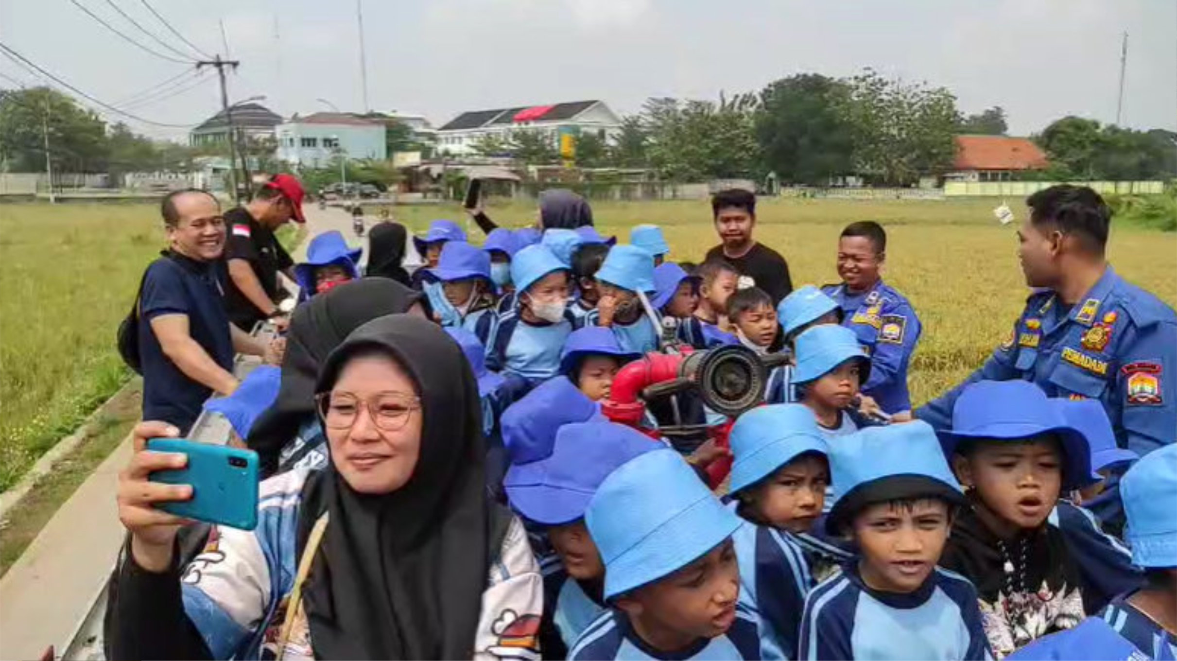 Kegembiraan Anak-anak TK Negeri Satu Atap Kuranji Saat Kunjungan Edukasi ke Mako Damkar