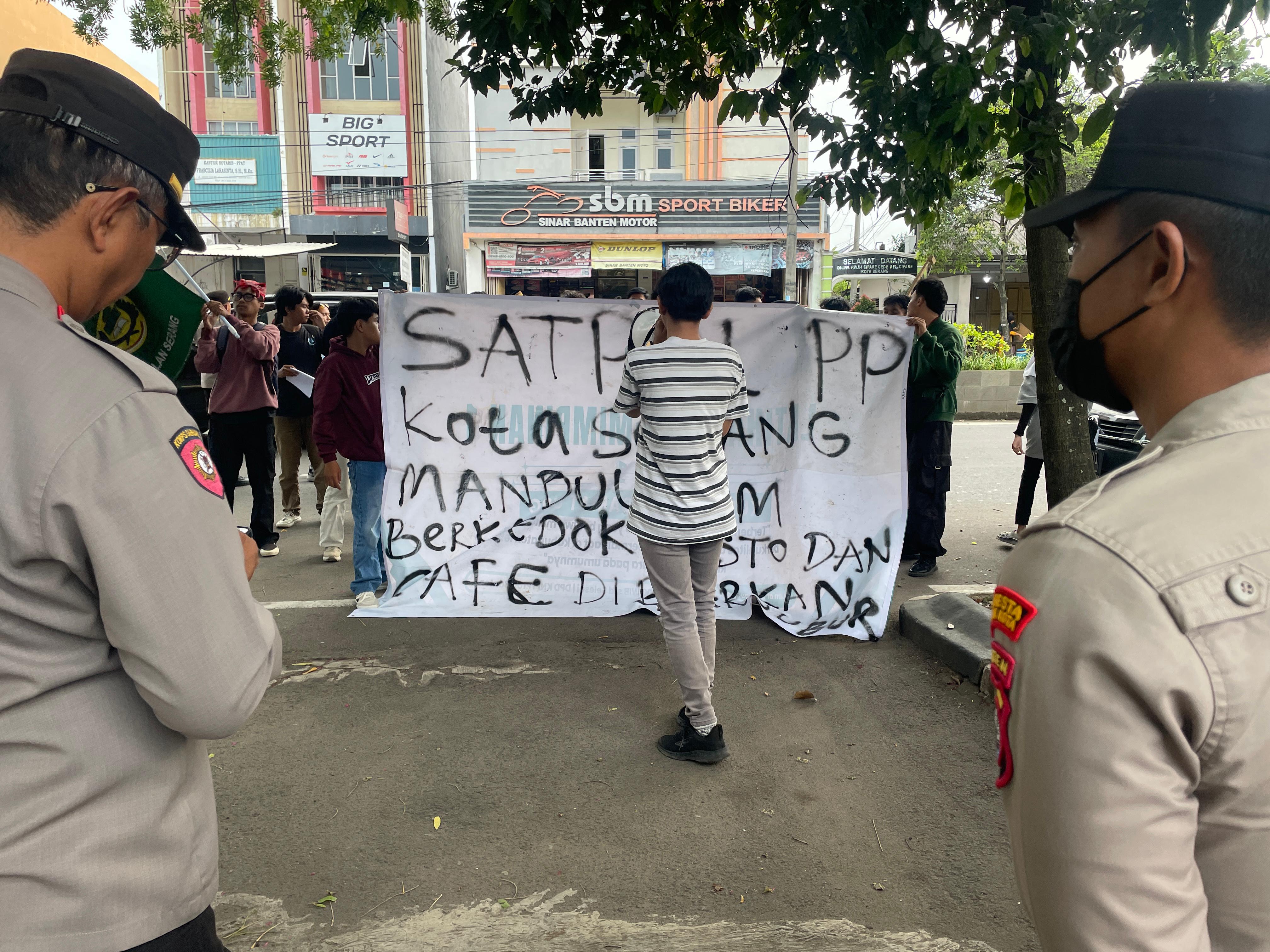 Demonstrasi Kumala PW Serang: Tempat Hiburan Malam Masih Marak di Kota Serang Selama Bulan Suci Ramadan