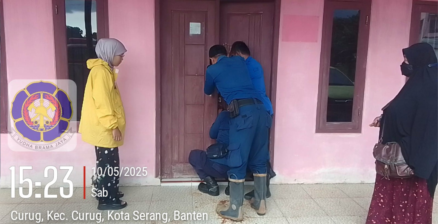 Evakuasi Rumah Terkunci dari Dalam
