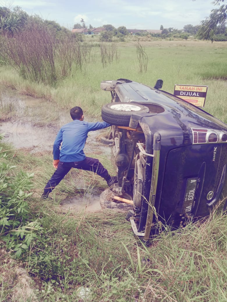 Evakuasi mobil terbalik