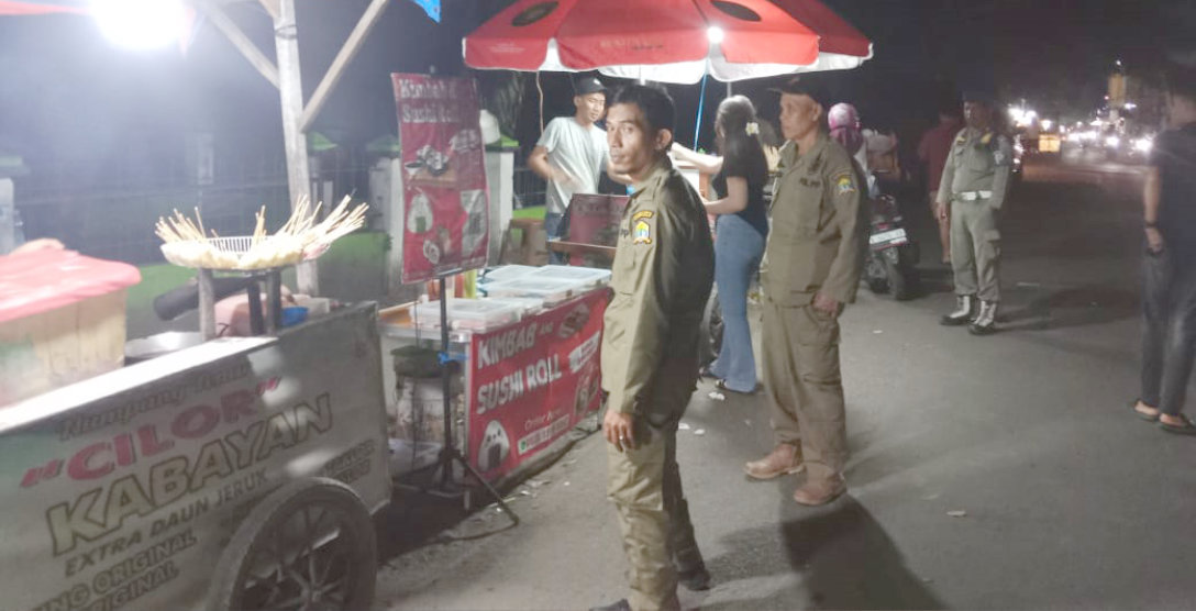 Patroli Malam Himbauan PKL di Stadion Maulana Yusuf