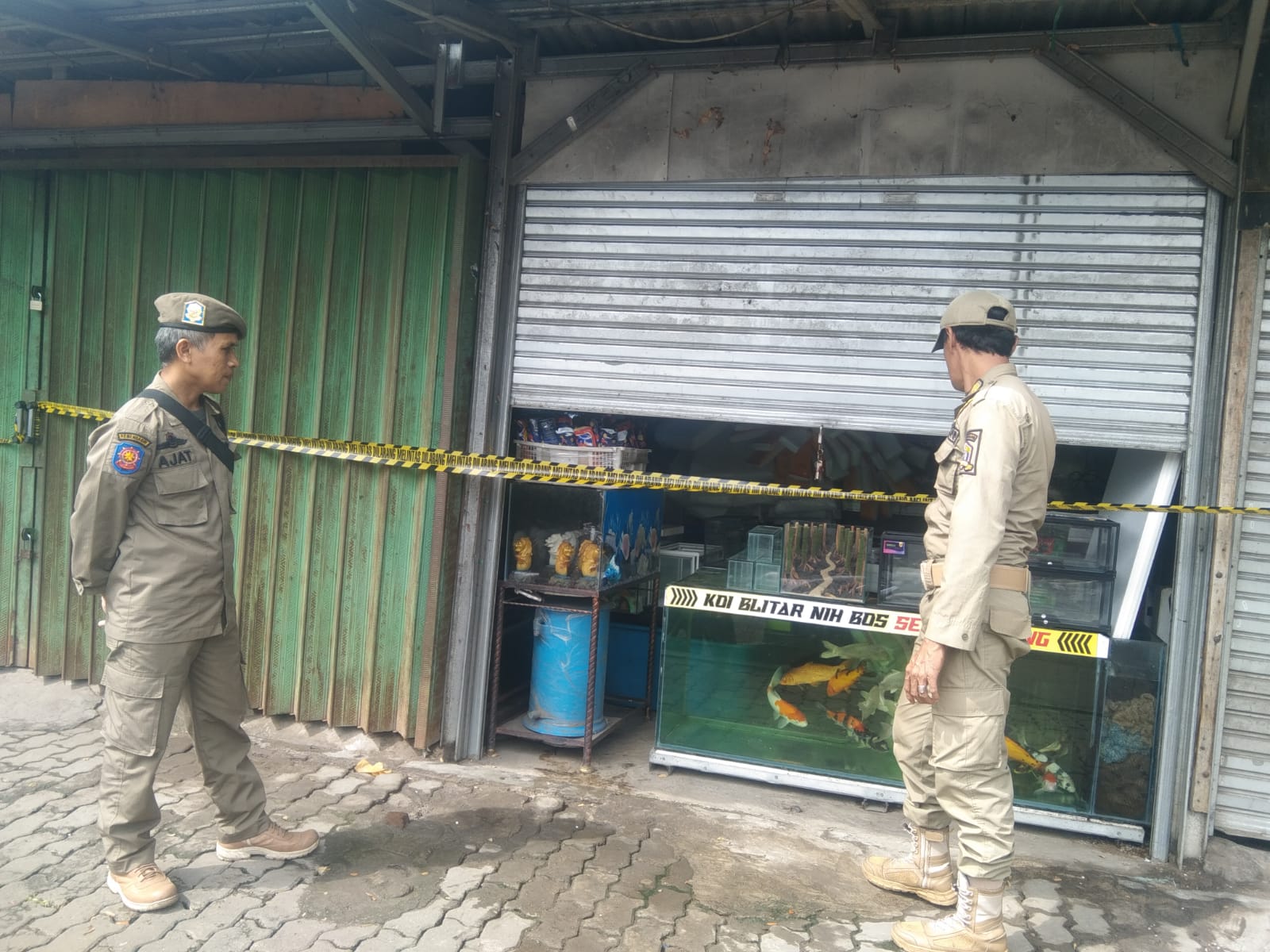 Satpol PP Turut Menertibkan Pembongkaran RTH Taman Sari Kota Serang