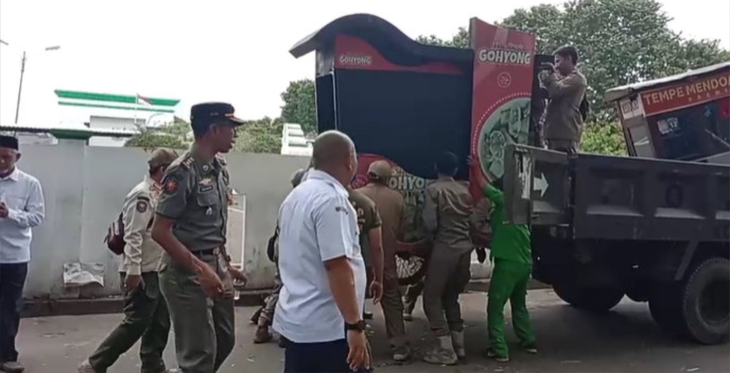 Penertiban Stadion Maulana Yusuf