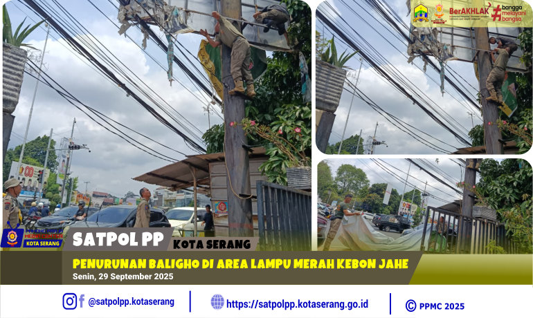 Penurunan Baligho di Area Lampu Merah Kebon Jahe
