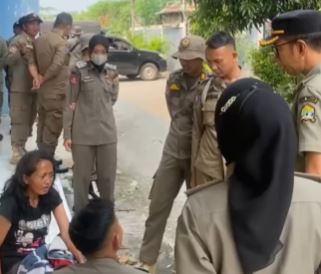 Satpol PP Kota Menertibkan ODGJ di Cipocok Jaya
