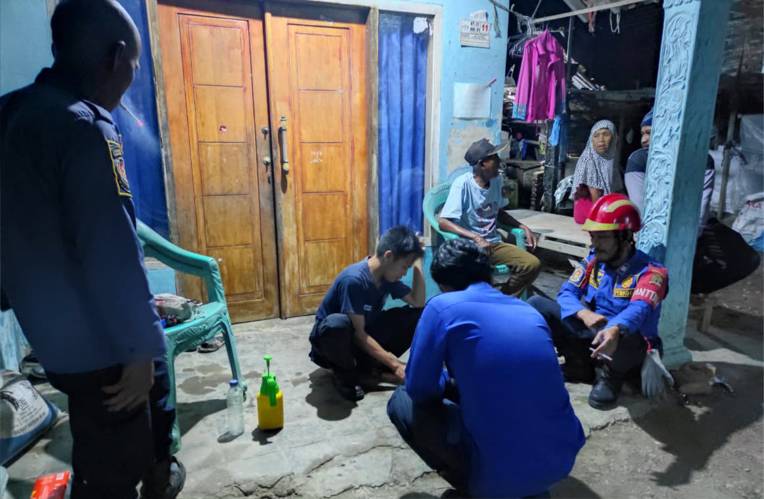Kerap Meresahkan Salah Seorang Warga, Sarang Tawon Berhasil Dievakuasi Damkar Kota Serang