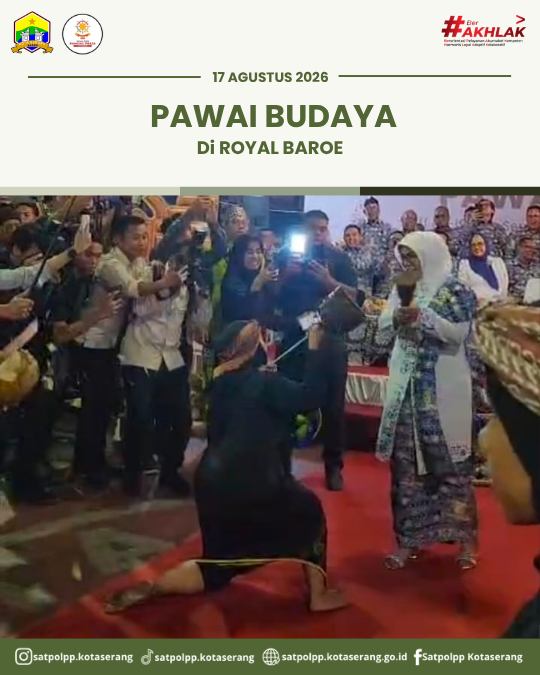 Istri Kasatpol PP Kota Serang Tampilkan Atraksi Debus dalam Pawai Budaya di Royal Baroe