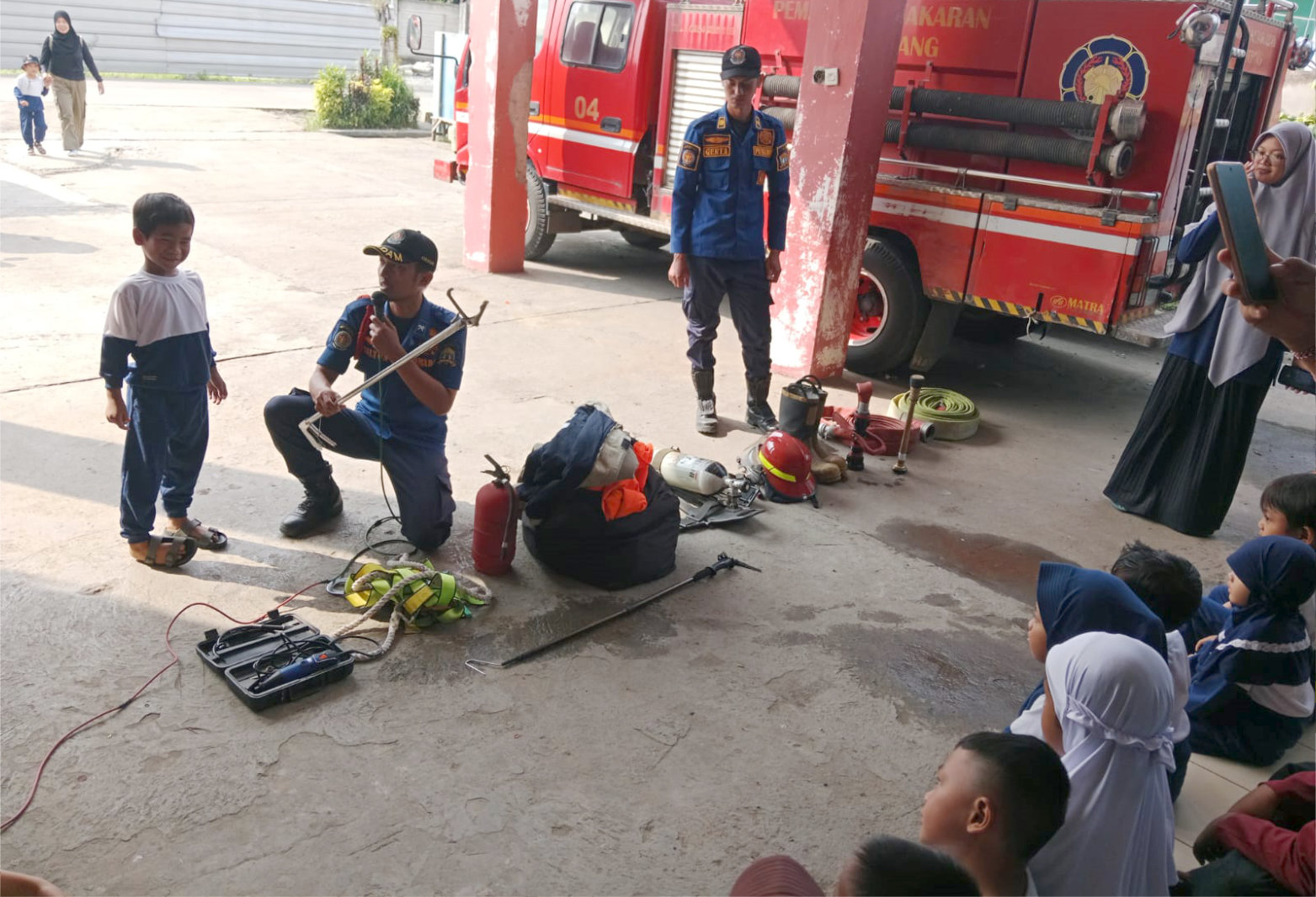 Siswa TK Islam Al-Bayyen Tanpa Rasa Takut Belajar Menjadi Petugas Pemadam Kebakaran