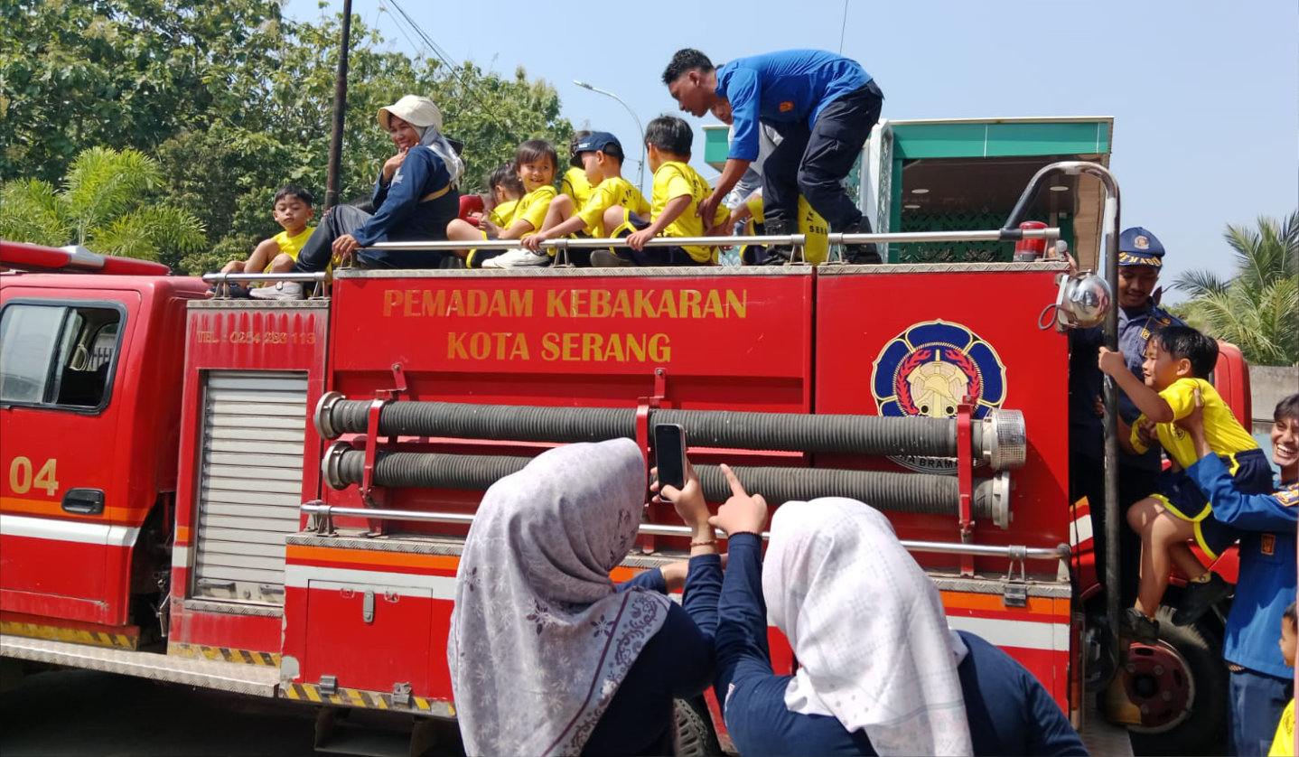 Siswa TK Putra II Serang Berpetualang Seru Sambil  Belajar Profesi Pemadam Kebakaran