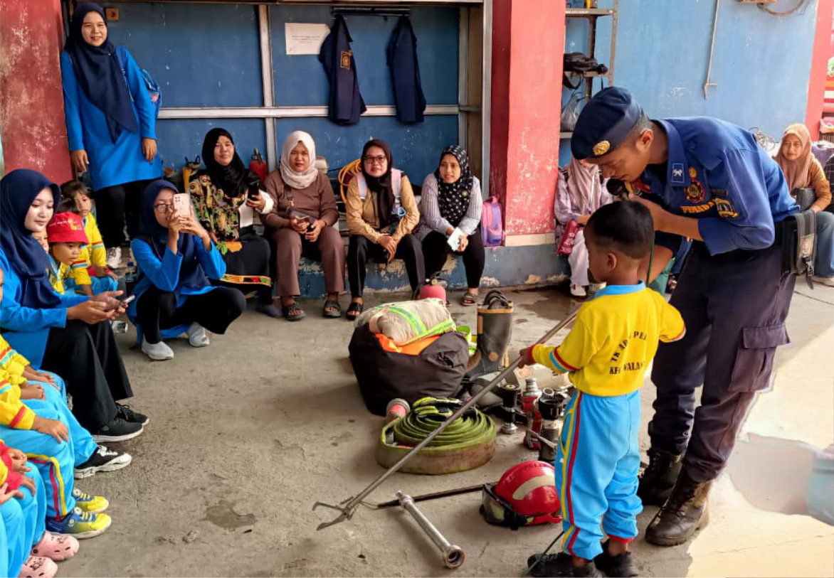Petugas Damkar Berbagi Cerita dan Pelajaran Edukatif dengan Siswa TK Abdi Pratiwi