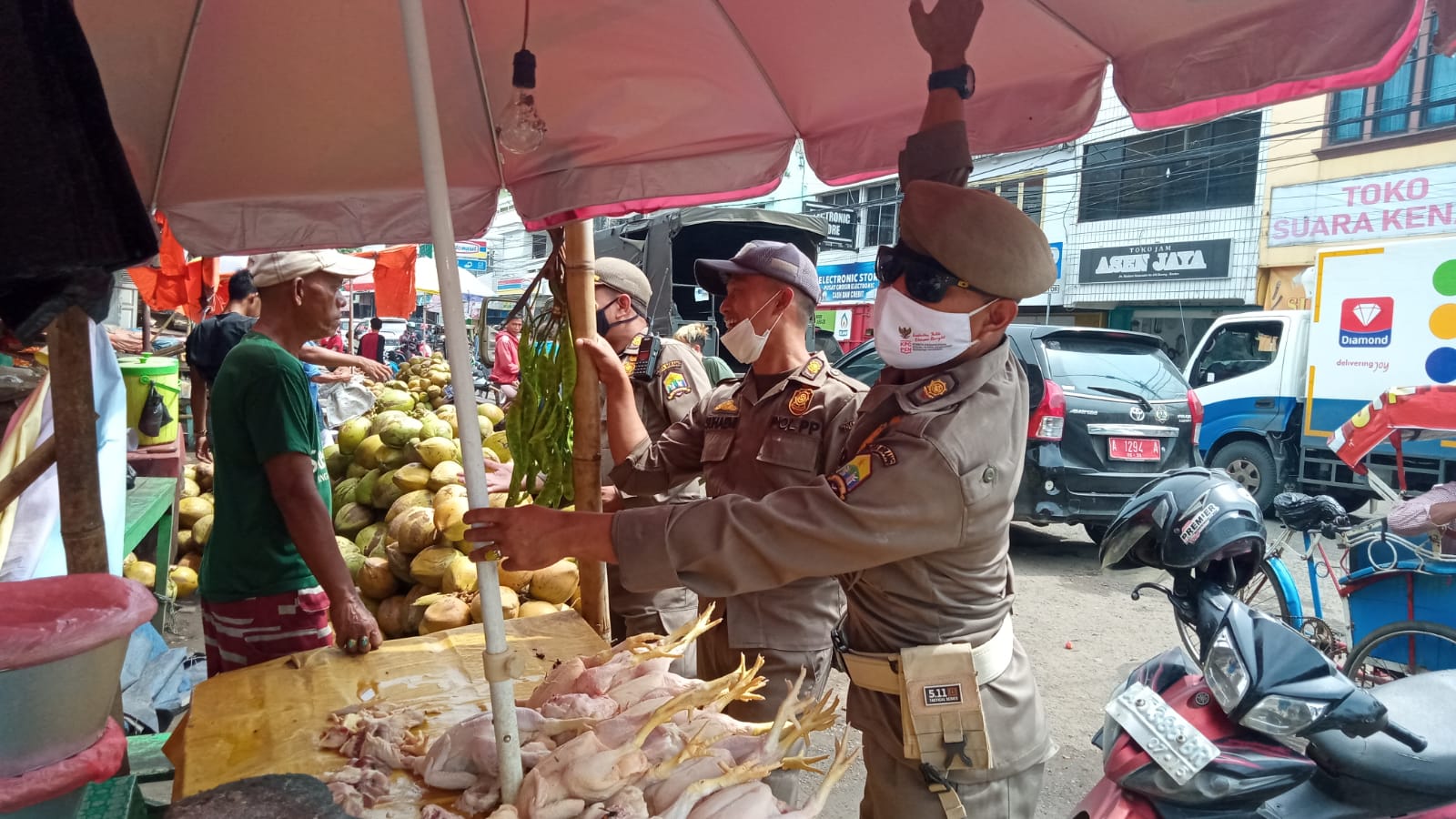 Pemberian Surat Teguran I kepada PKL sekitar Cangkring Pasar Rau