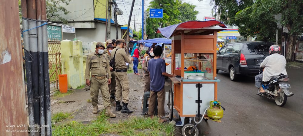 Pemberian surat teguran PKL di Jl Samaun Bakrie