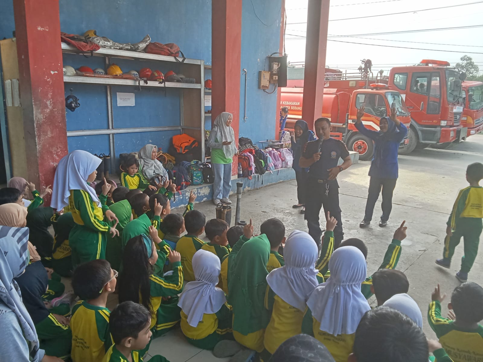 Keseruan Petugas Pemadam Kebakaran Berikan Sosialisasi kepada Siswa TK