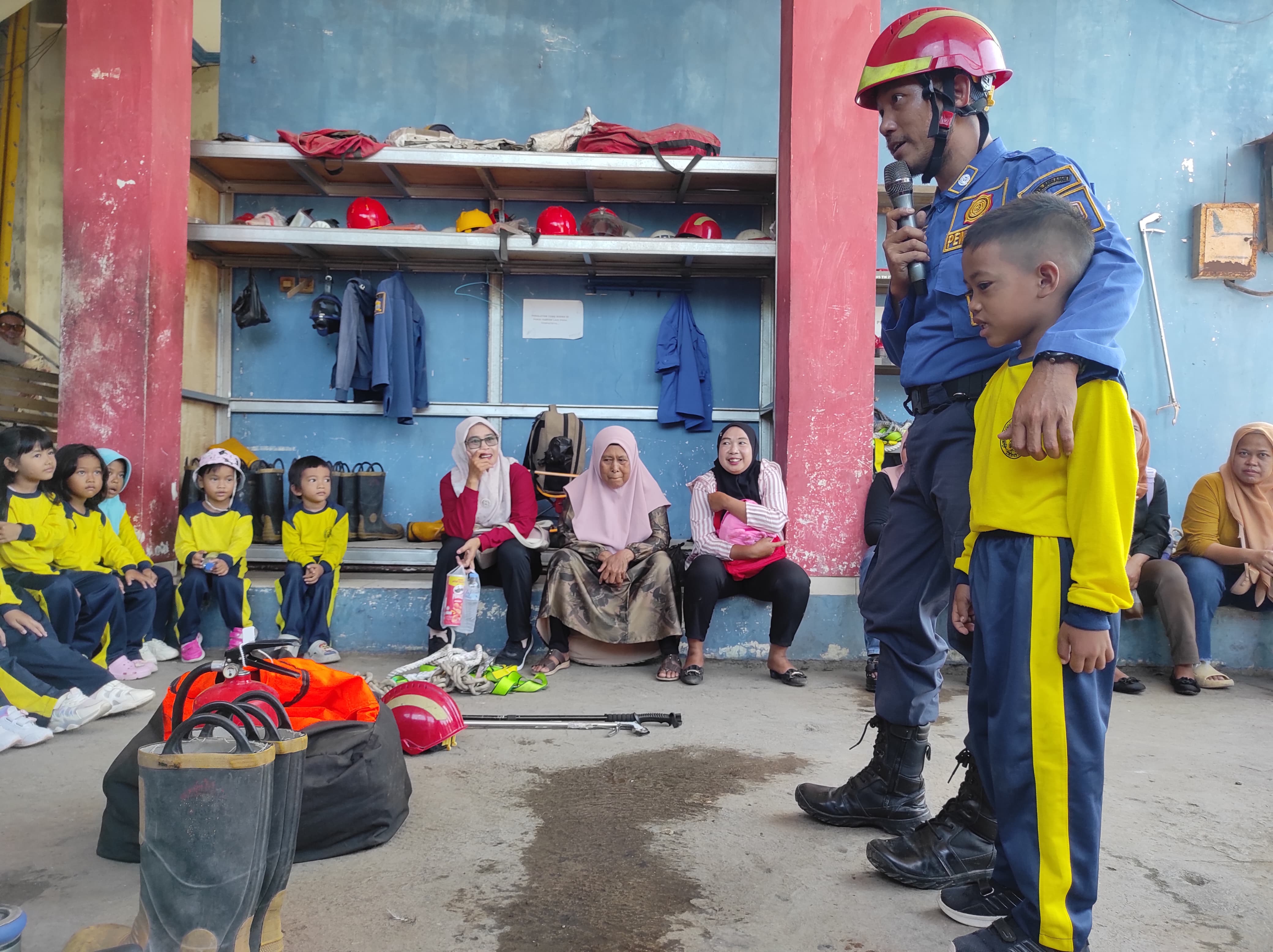 Keakraban Petugas Pemadam Kebakaran dengan Siswa TKN Satap Masigit Kasemen