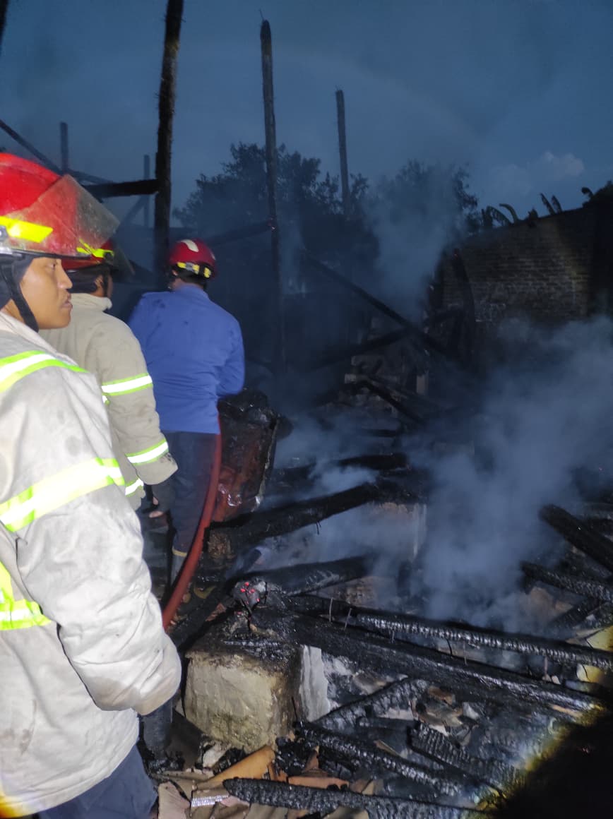Tiga Mobil Pemadam Kebakaran Dikerahkan ke Sebuah Pondok Pesantren di Kubang Apu