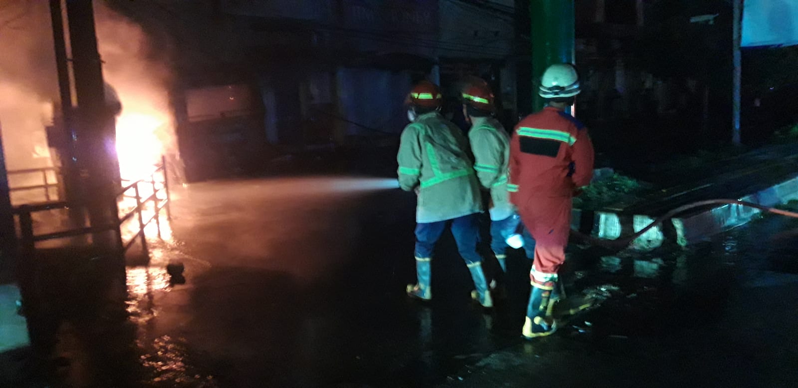 Kebakaran Hebat di Pakupatan, Petugas Damkar Kota Serang Berhasil Memadamkan Api dalam 15 Menit
