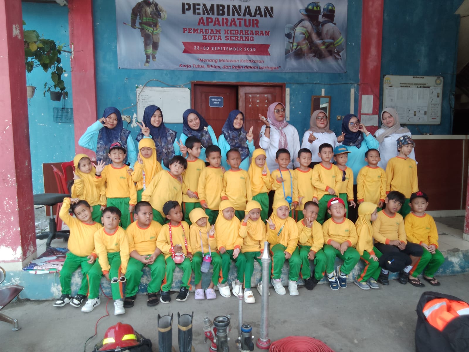 Kegembiraan Anak-anak KB Saat Berkunjung ke Markas Damkar Kota Serang