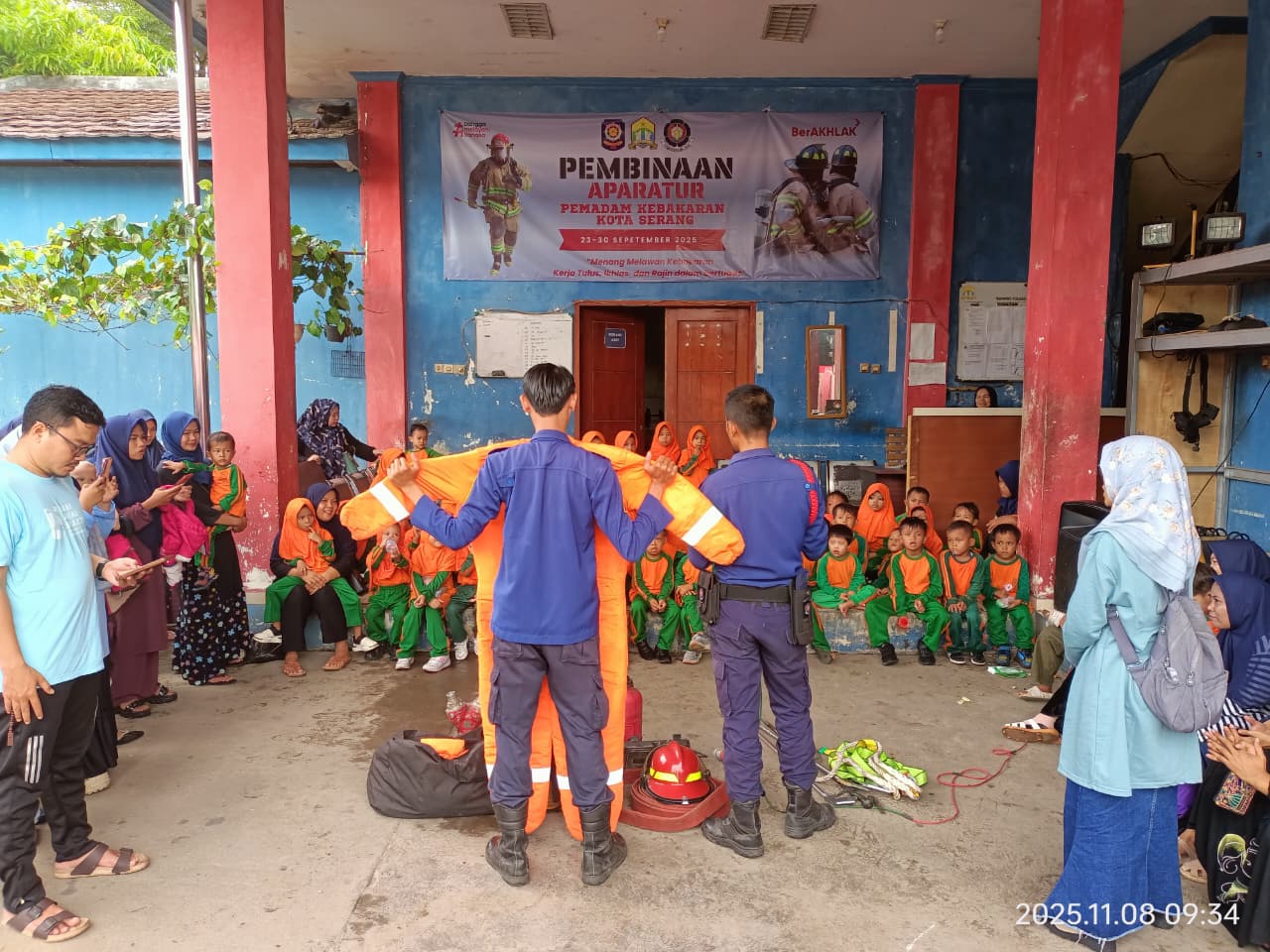 Kunjungi Damkar, Siswa TK-RA Attauhidiyah Belajar Jadi Pemadam Kebakaran