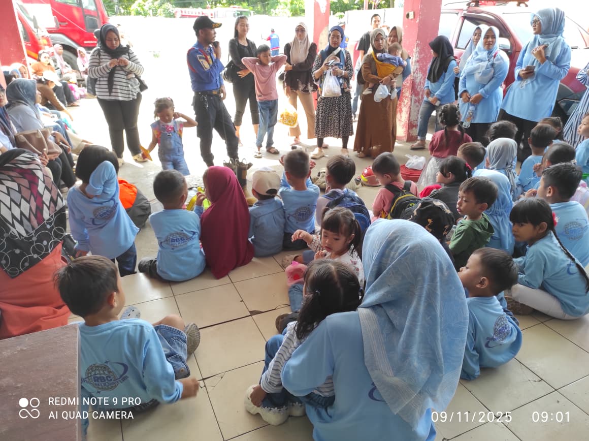 Kenalkan Tugas Pemadam Kebakaran, Siswa TK Rumah Belajar Ceria Kunjungi Damkar Kota Serang