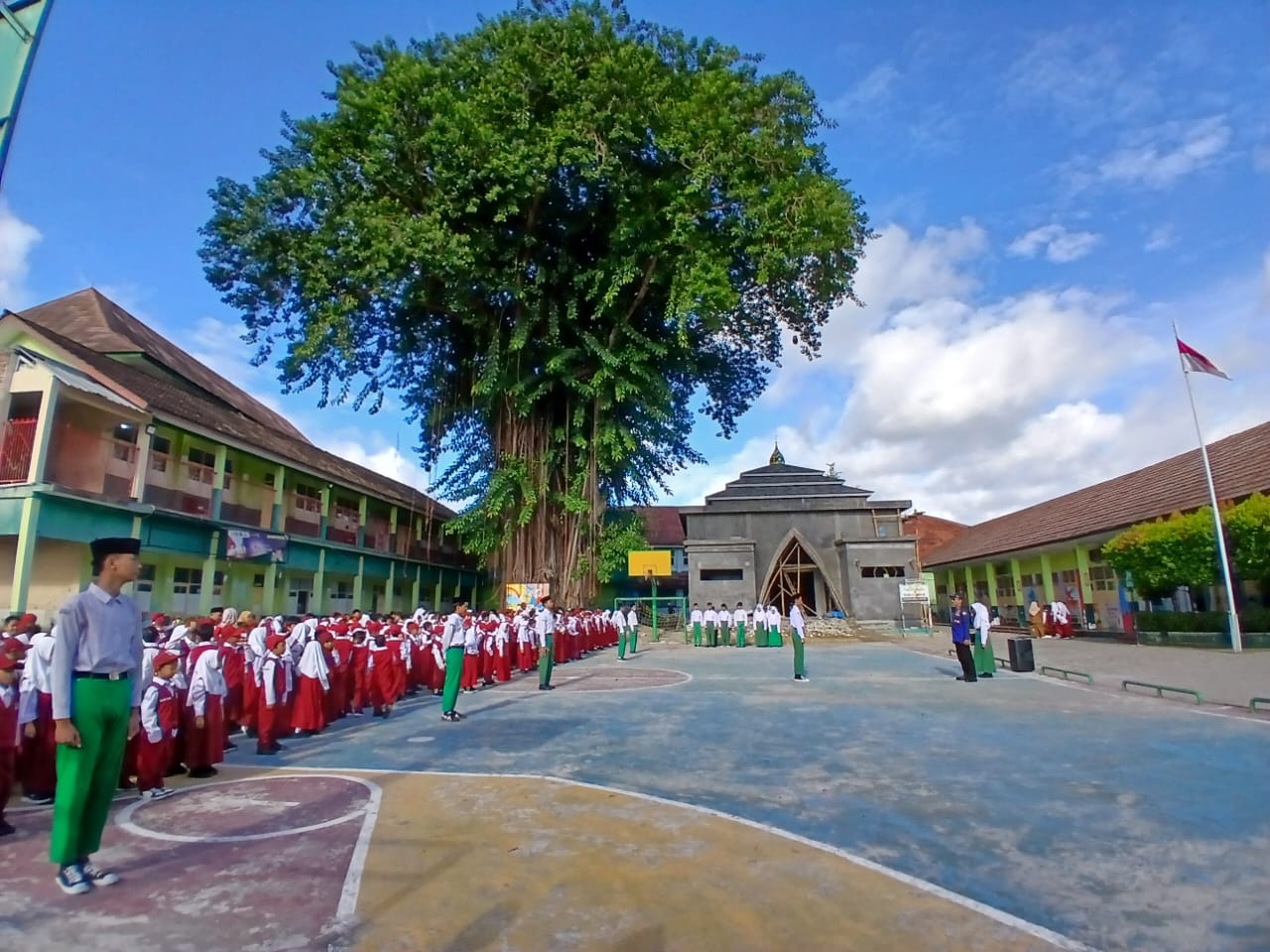 Damkar Pimpin Upacara Bendera dalam Kegiatan Damkar Road to School di SD Islam Tirtayasa