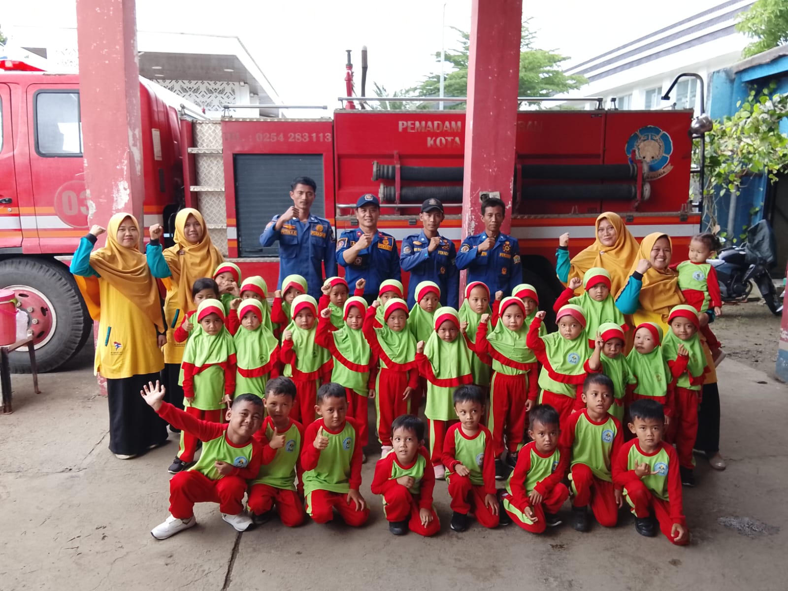 Edukasi Sambil Bermain: PAUD Az-Zahra Waringin Kurung Kunjungi Markas Pemadam Kebakaran