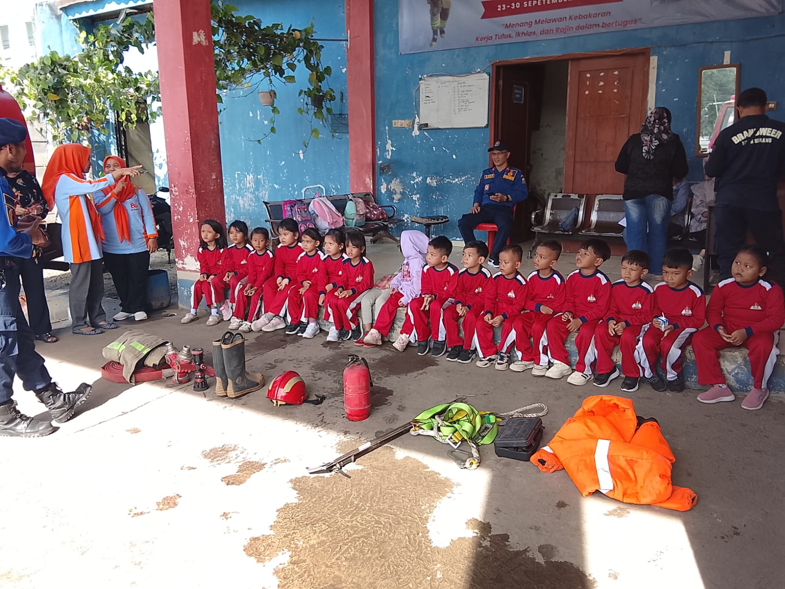 Petualangan Seru Siswa TK Amalia Mengenal Profesi Pemadam Kebakaran