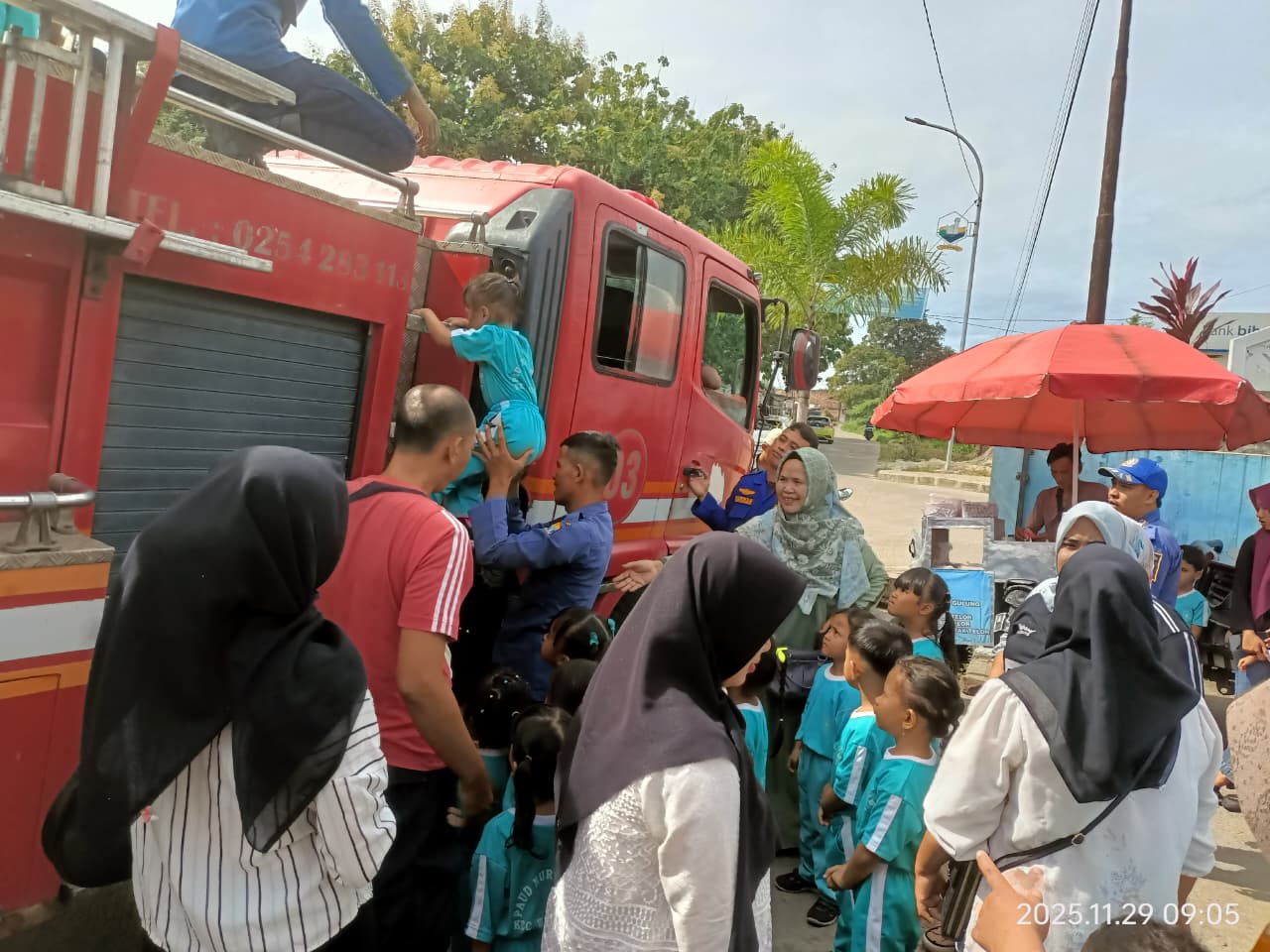 Serunya Siswa PAUD Nurul Huda Walantaka Naik Mobil Pemadam Kebakaran