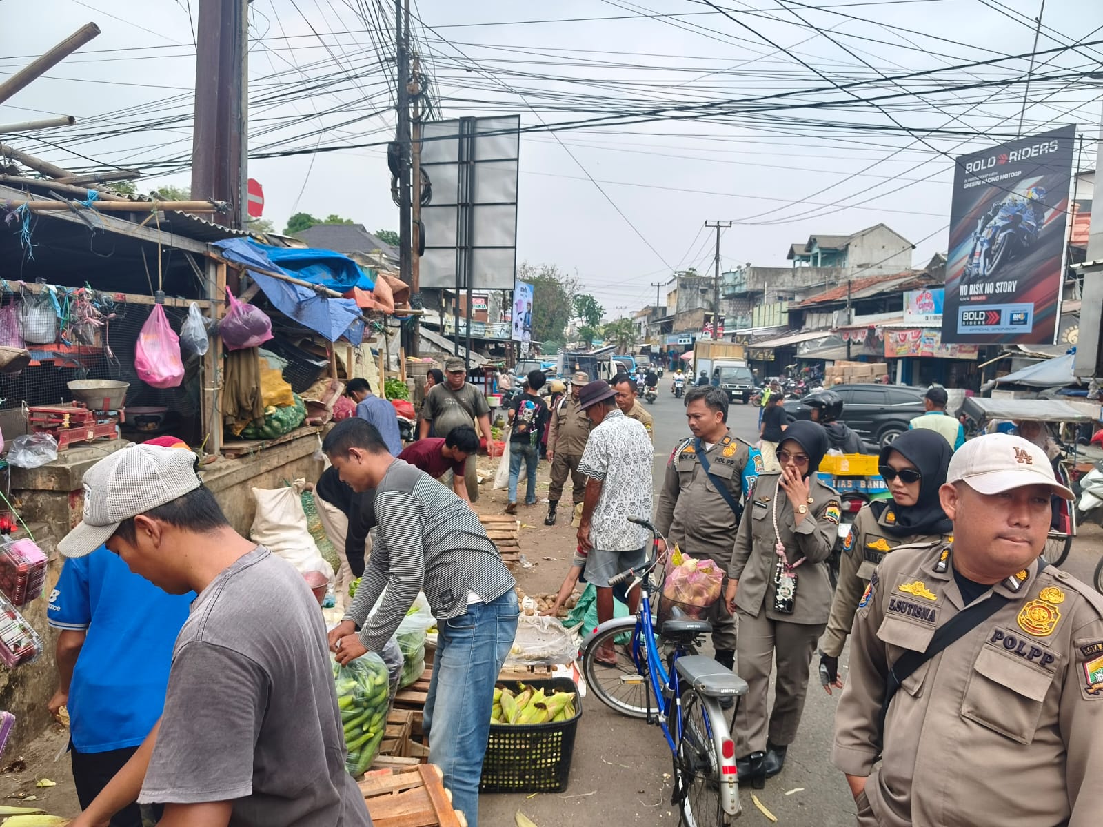 Patroli & Penertiban PKL (Kantor Pająk, Gedung Golkar, Alun-Alun, RS. Sari Asih, & Pasar Rau)